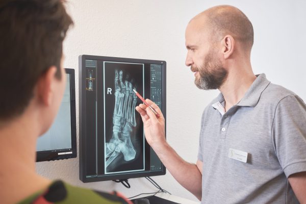 Mann zeigt auf Röntgen-Bild